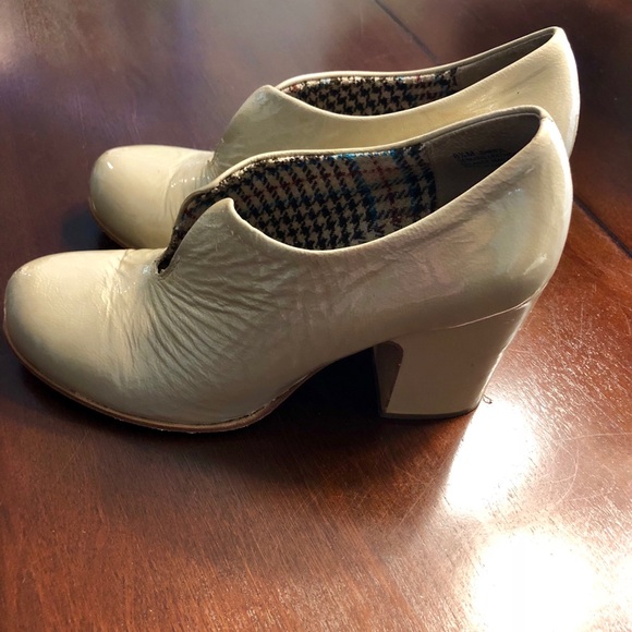 Oh...Deer! champagne booties. Size 8.5 - Picture 3 of 7